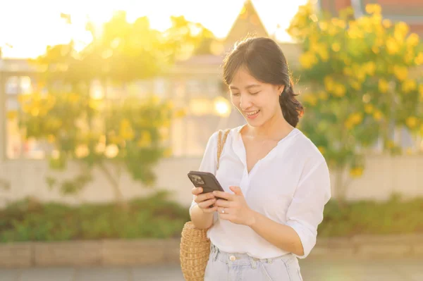 Retrato Hermosa Joven Mujer Asiática Con Teléfono Móvil Inteligente Alrededor —  Fotos de Stock