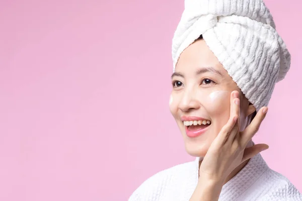 Mulher Jovem Asiática Aplicando Creme Facial Facial Hidratante Cosmético Pele — Fotografia de Stock
