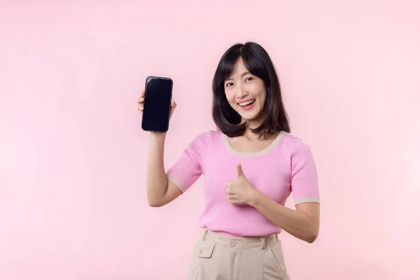 Porträtt Vacker Ung Asiatisk Kvinna Glad Leende Visar Smartphone Skärm — Stockfoto