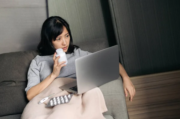 Chore Azjatyckie Kobieta Medycyny Mając Wideokonferencja Medyczna Aplikacja Telezdrowie Laptopie — Zdjęcie stockowe