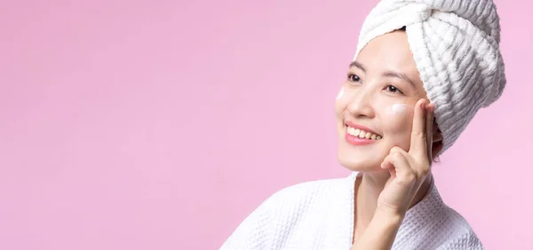 Azjatka Młoda Kobieta Stosująca Krem Pielęgnacji Twarzy Kosmetyk Nawilżający Zdrową — Zdjęcie stockowe