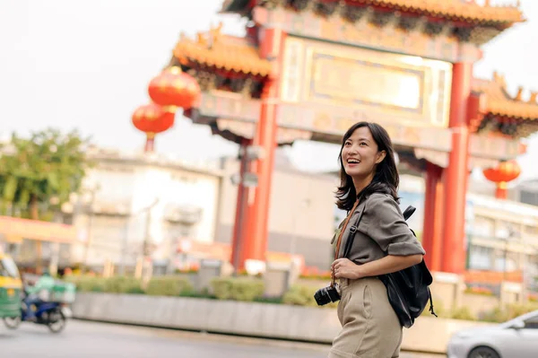 Young Asian Woman Backpack Traveler Enjoying China Town Bangkok Thailand — 스톡 사진
