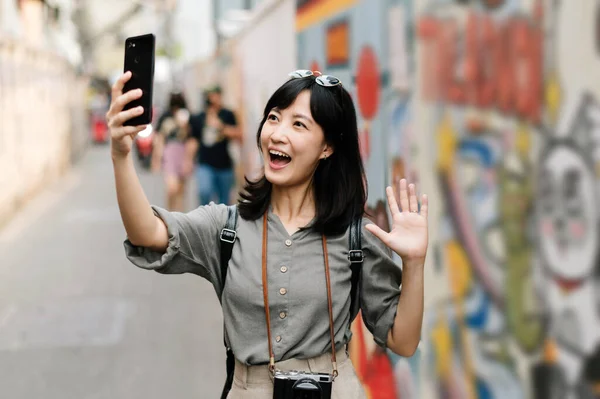 Genç Asyalı Kadın Sırt Çantası Gezgini Cep Telefonu Kullanıyor Sokak — Stok fotoğraf
