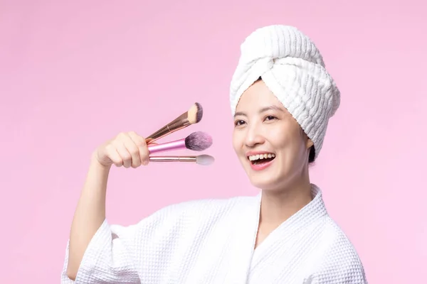 Portret Młoda Szczęśliwa Azjatycka Kobieta Naturalnym Makijażu Twarzy Gospodarstwa Kosmetyczny — Zdjęcie stockowe