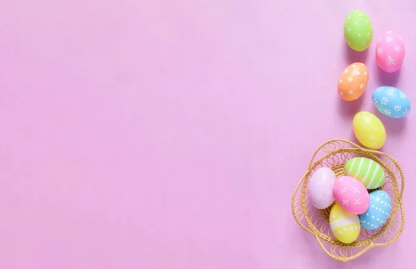 Frohe Osterfeiertage Grußkarte Konzept Bunte Ostereier Und Frühlingsblumen Auf Pastellrosa — Stockfoto