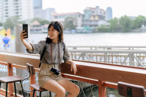 Молодая Азиатка Путешествует Рюкзаке Используя Мобильный Телефон Пирсе Экспресс Лодки — стоковое фото
