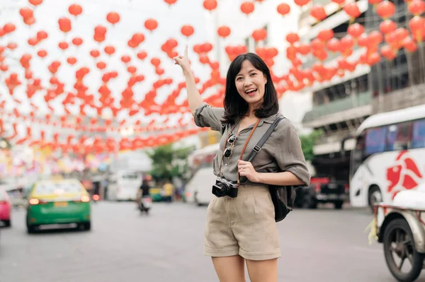Young Asian Woman Backpack Traveler Enjoying China Town Bangkok Thailand — 스톡 사진