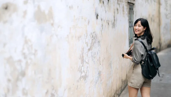 Genç Asyalı Kadın Sırt Çantası Gezgini Dijital Kamera Kullanıyor Sokak — Stok fotoğraf