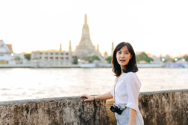 Portrait Beautiful Asian Woman Smiling While Travel Wat Arun Sunset — 图库照片