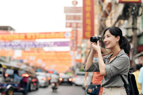Jovem Mulher Asiática Viajante Mochila Apreciando Cidade China Banguecoque Tailândia — Fotografia de Stock