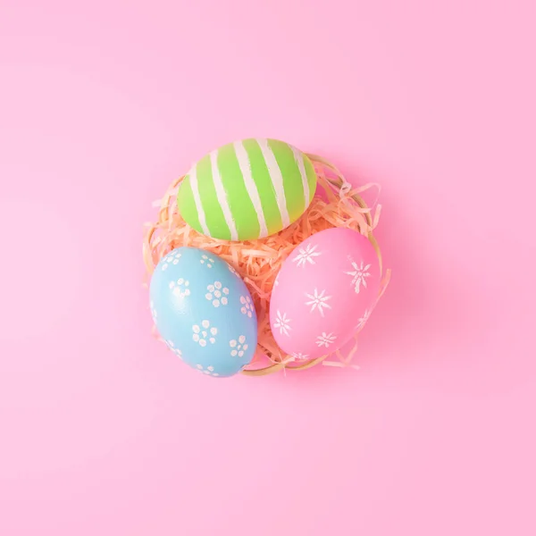复活节快乐贺卡的概念 色彩艳丽的复活节彩蛋 粉红的背景 顶视图 复制空间 — 图库照片