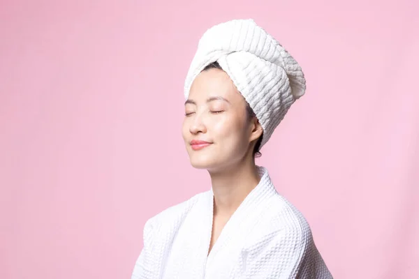 Schöne Junge Asiatin Glücklich Mit Sauberer Gesichtshaut Handtuch Und Bademantel — Stockfoto