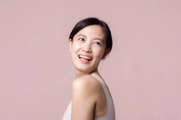 年轻美丽的亚洲女人笑容满面 皮肤洁白 穿着棕色胸罩 身穿粉色背景的水疗服 Skincare Treatment Wellness Therapy Facial Care — 图库照片
