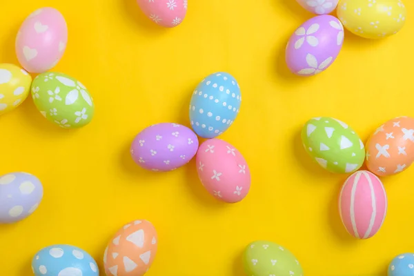 Χαρούμενο Πάσχα Εορταστική Έννοια Ομάδα Ζωγραφισμένα Πολύχρωμα Αυγά Διακόσμηση Κίτρινο — Φωτογραφία Αρχείου