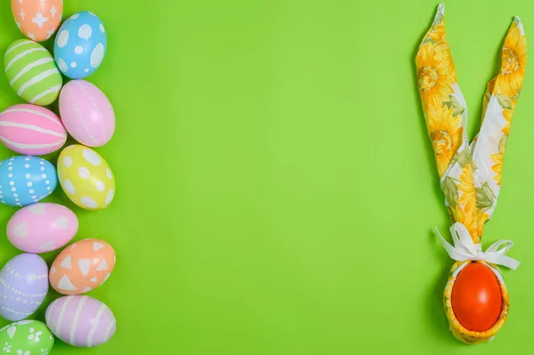 Frohe Osterfeiertage Grußkarte Konzept Bunte Ostereier Und Frühlingsblumen Auf Pastellgrünem — Stockfoto