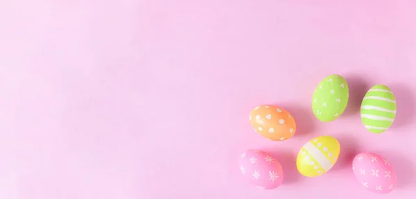 Frohe Osterfeiertage Grußkarte Konzept Bunte Ostereier Und Frühlingsblumen Auf Pastellrosa — Stockfoto