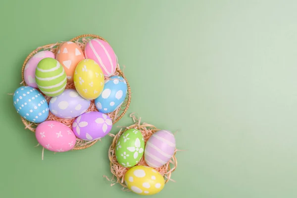 Buone Vacanze Pasqua Concetto Biglietto Auguri Uova Pasqua Colorate Fiori — Foto Stock