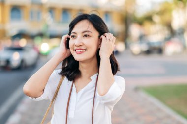 Genç ve güzel bir kadının portresi Bangkok, Tayland 'da caddeyi keşfediyor.