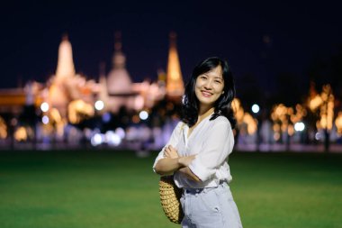 Zümrüt Buda ya da Wat Phra Kaew Tapınağı 'na giderken gülümseyen güzel Asyalı kadın portresi..