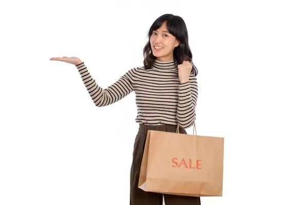 Jovem Mulher Asiática Feliz Uniforme Casual Segurando Saco Papel Compras — Fotografia de Stock