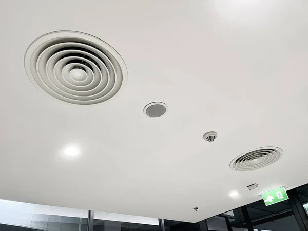 天井取付カセット式エアコン — ストック写真
