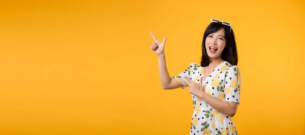 Portrait Junge Schöne Asiatische Frau Trägt Frühlingskleid Und Zeigt Auf — Stockfoto