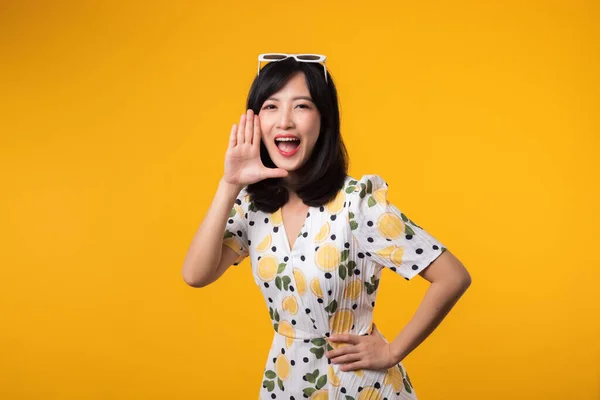 Portret Szczęśliwy Wesoły Atrakcyjny Azjatycki Młody Kobieta Ogłaszając Krzyk Wiadomość — Zdjęcie stockowe