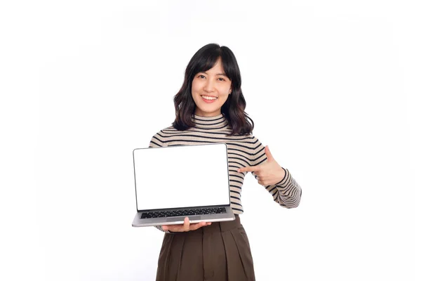 Jovem Mulher Asiática Pano Camisola Apontando Para Laptop Olhando Para — Fotografia de Stock