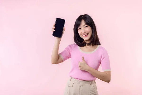 Portret Piękna Młoda Azjatycka Kobieta Szczęśliwy Uśmiech Pokazując Ekran Smartfona — Zdjęcie stockowe