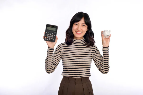 Retrato Jovem Mulher Asiática Segurando Branco Porquinho Banco Calculadora Isolado — Fotografia de Stock
