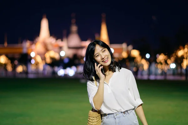 Портрет Молодої Вродливої Азійської Жінки Яка Посміхається Користується Смартфоном Під — стокове фото