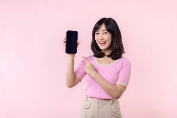 Retrato Bonito Jovem Asiático Mulher Feliz Sorriso Mostrando Smartphone Tela — Fotografia de Stock