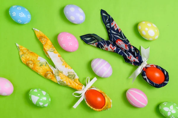 Frohe Osterfeiertage Grußkarte Konzept Bunte Ostereier Und Frühlingsblumen Auf Pastellgrünem — Stockfoto