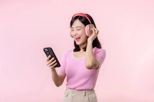 Porträtt Ung Glad Asiatisk Kvinna Njuta Lyssna Ljud Genom Smartphone — Stockfoto