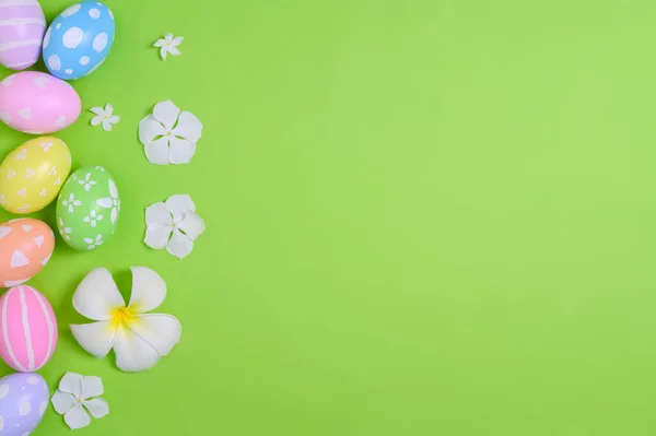 Boldog Húsvéti Ünnepi Üdvözlőkártya Koncepciót Színes Húsvéti Tojás Tavaszi Virágok — Stock Fotó