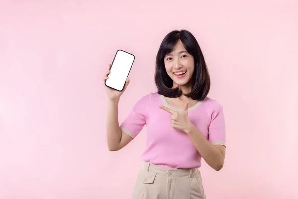 Portret Piękna Młoda Azjatycka Kobieta Szczęśliwy Uśmiech Pokazując Ekran Smartfona — Zdjęcie stockowe