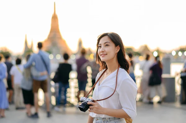 Portrait Beautiful Asian Woman Smiling While Travel Wat Arun Sunset — Photo