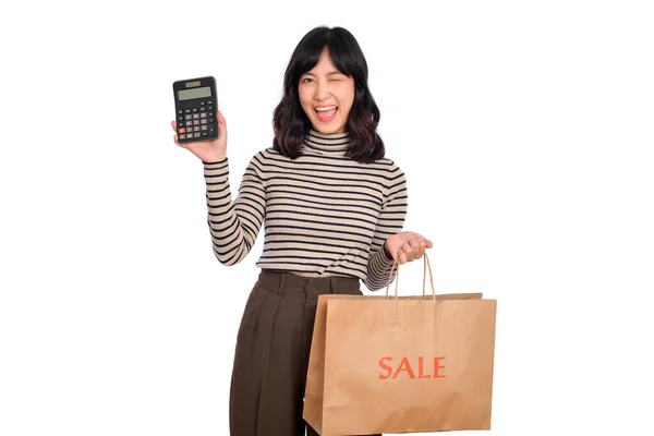 Junge Asiatin Lässiger Uniform Mit Einkaufstasche Und Taschenrechner Auf Weißem — Stockfoto