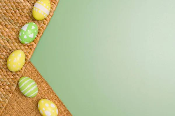 复活节快乐贺卡的概念 色彩艳丽的复活节彩蛋和绿色背景的春花 顶视图 复制空间 — 图库照片