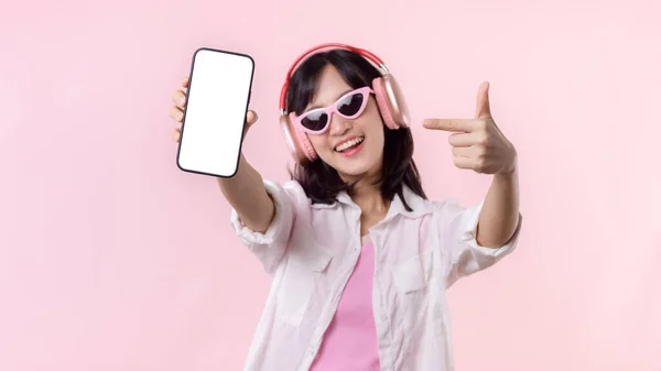 Kablosuz Kulaklıklı Mutlu Gülümseyen Asyalı Kadın Boş Ekran Cep Telefonu — Stok fotoğraf
