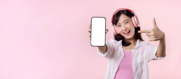 Gelukkig Glimlachen Vrolijke Aziatische Vrouw Met Draadloze Oortelefoons Tonen Blanco — Stockfoto