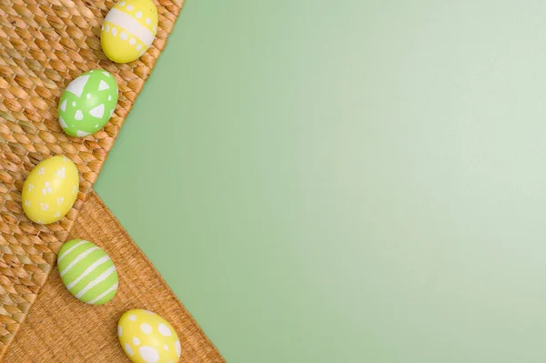复活节快乐贺卡的概念 色彩艳丽的复活节彩蛋和绿色背景的春花 顶视图 复制空间 — 图库照片