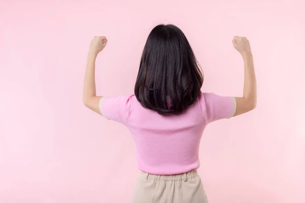 Retrato Espalda Mujer Orgullosa Confiada Mostrando Fuertes Brazos Fuerza Muscular —  Fotos de Stock