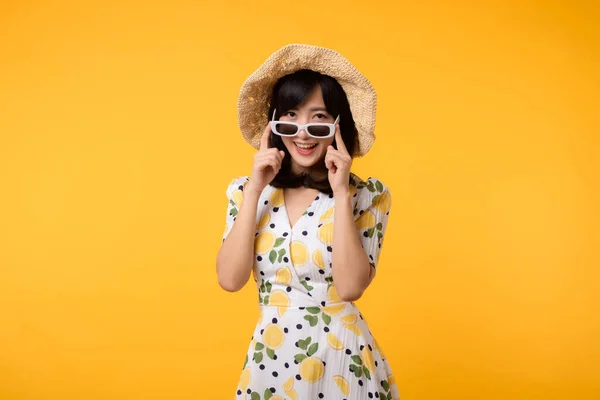 아시아 여인은 배경에 고립된 봄철의 스타일 선글라스 행복하게 미소를 짓는다 — 스톡 사진