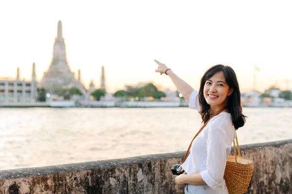 Portrait Beautiful Asian Woman Smiling While Travel Wat Arun Sunset — Stok fotoğraf