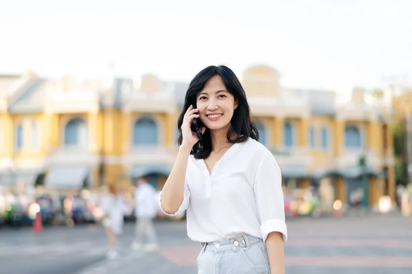 Retrato Bela Jovem Mulher Asiática Com Telefone Celular Inteligente Torno — Fotografia de Stock