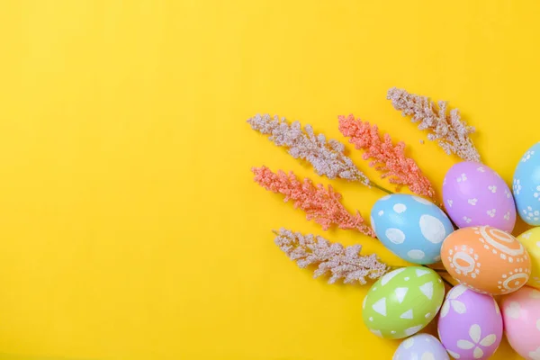 Veselé Velikonoční Svátky Koncepce Přání Barevné Velikonoční Vajíčka Jarní Květiny — Stock fotografie