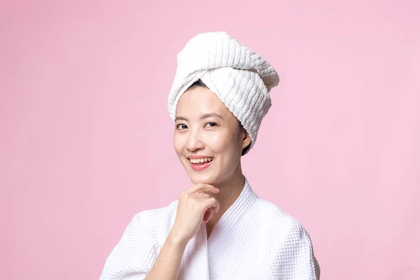 Młoda Piękna Azjatycka Kobieta Zadowolona Czystej Skóry Twarzy Ręczniku Szlafroku — Zdjęcie stockowe