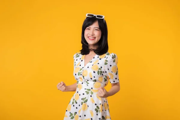 最終的に成功 幸せなアジアの若い女性幸せな笑顔は黄色の背景に隔離された春のドレスのファッションで成功と拳を祝う手を上げました 成功した幸せな概念 — ストック写真