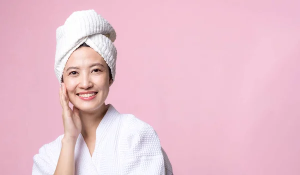Fiatal Gyönyörű Ázsiai Boldog Tiszta Arc Bőr Törölköző Fürdőköpeny Spa — Stock Fotó